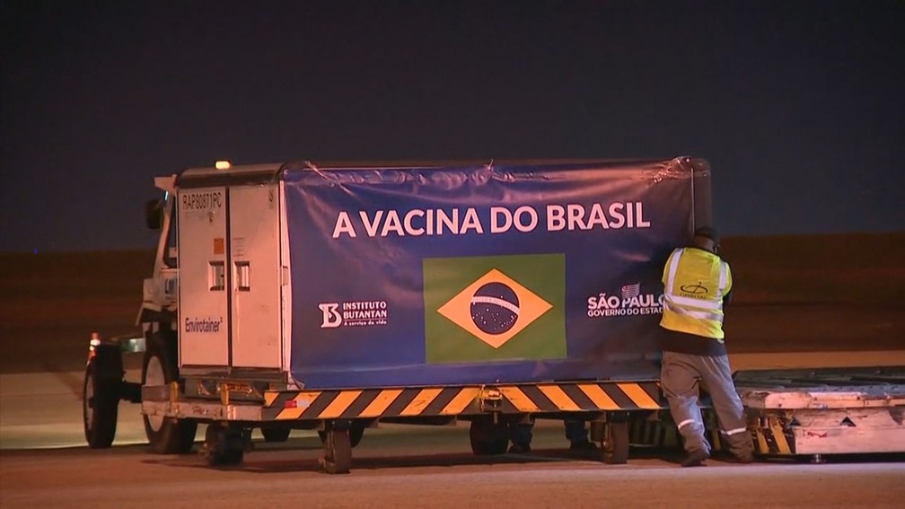 Remessa com 5,4 mil litros de insumos chegou ao Brasil na noite desta quarta (4)